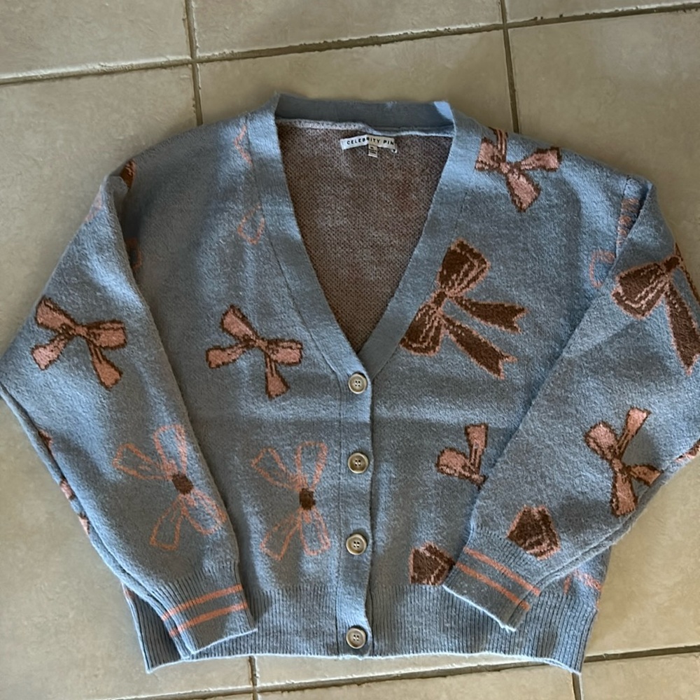 Beautiful baby blue sweater with baby pink bows - size XL